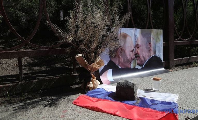 Под посольством Беларуси в Киеве отметили “День рождения диктатора”
