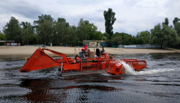 Водойми біля пляжів Києва очистили від 270 тонн водоростей