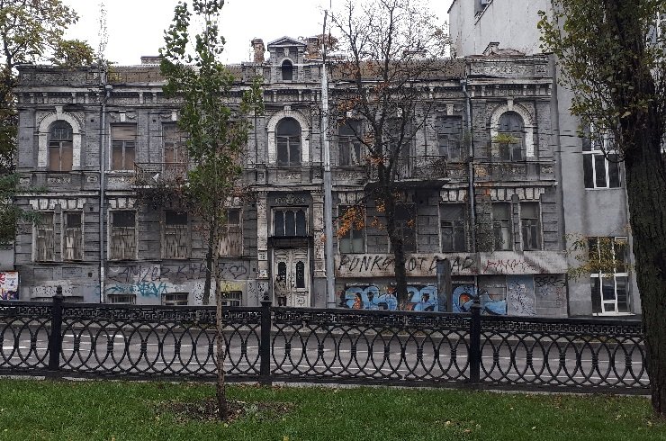 У Києві фасад закинутого 120-річного будинку перетворять на архівну фотогалерею