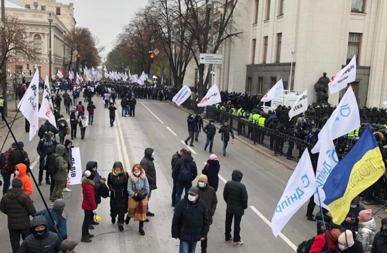 У Києві мітингувальники перекрили рух вулицею Грушевського в обох напрямках