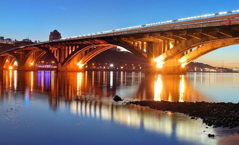 У Києві обмежуватимуть рух мостом Метро