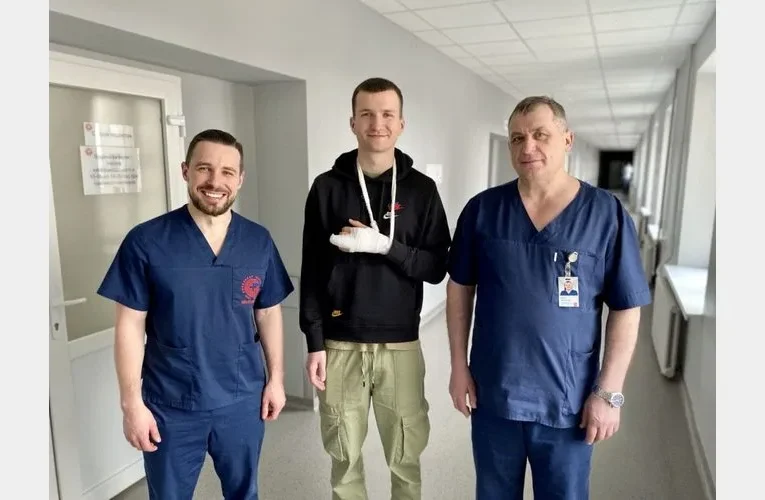 У Львові хірурги сформували хлопцю палець руки із ребра