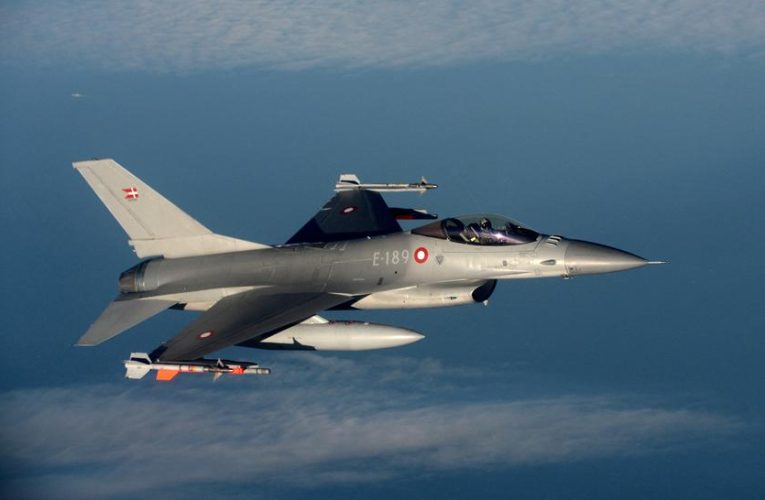 Данія розпочала навчання українських льотчків на F-16