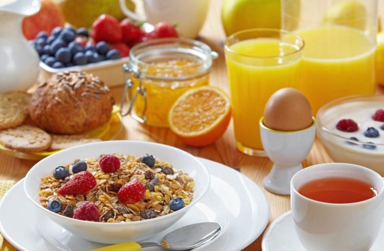 Які продукти не варто їсти на сніданок: поради дієтолога