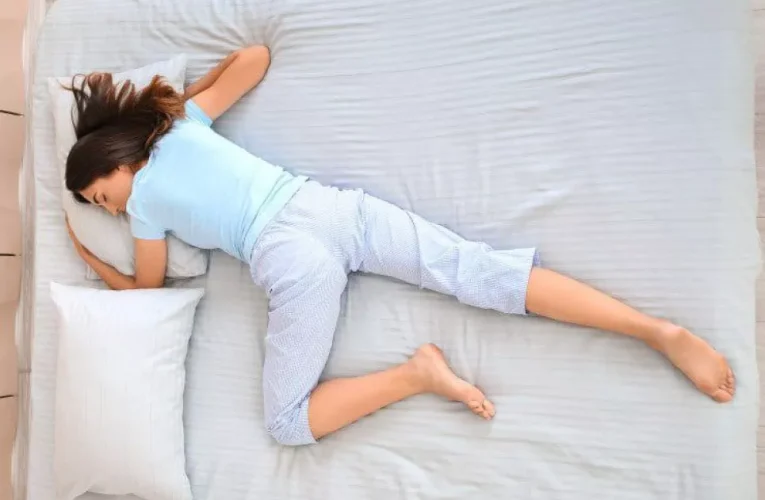 Яка поза для сну є небезпечною для здоров’я